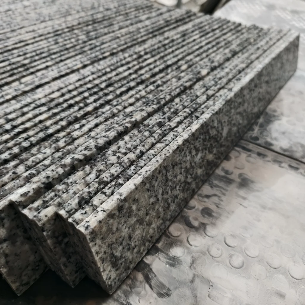 Cokoły granitowe na wymiar – estetyczna i trwała ochrona elewacji na lata.