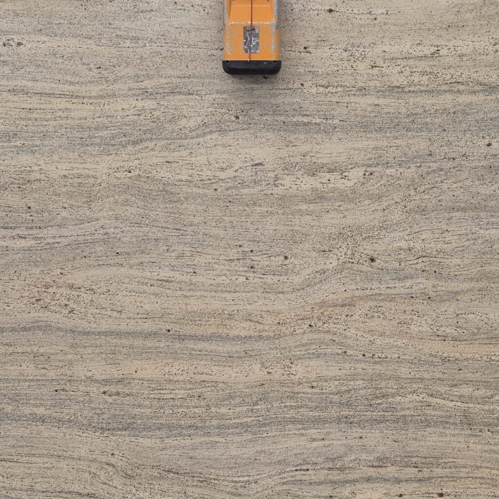 Granit Ivory Gold – jasny granit w odcieniach kremu i złota idealny na blaty kuchenne, schody i parapety