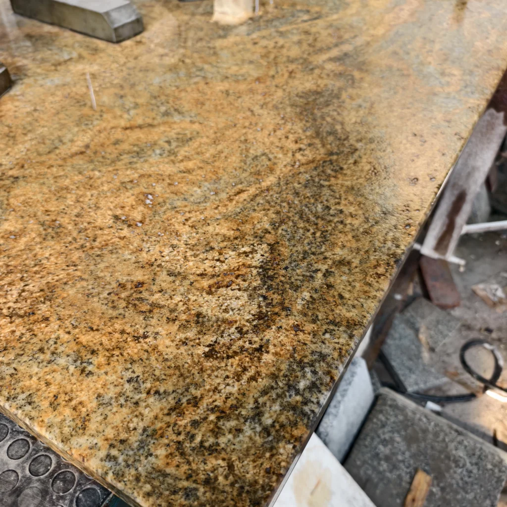 Detal granitu Ivory Fantasy w wykończeniu satyna – struktura kamienia