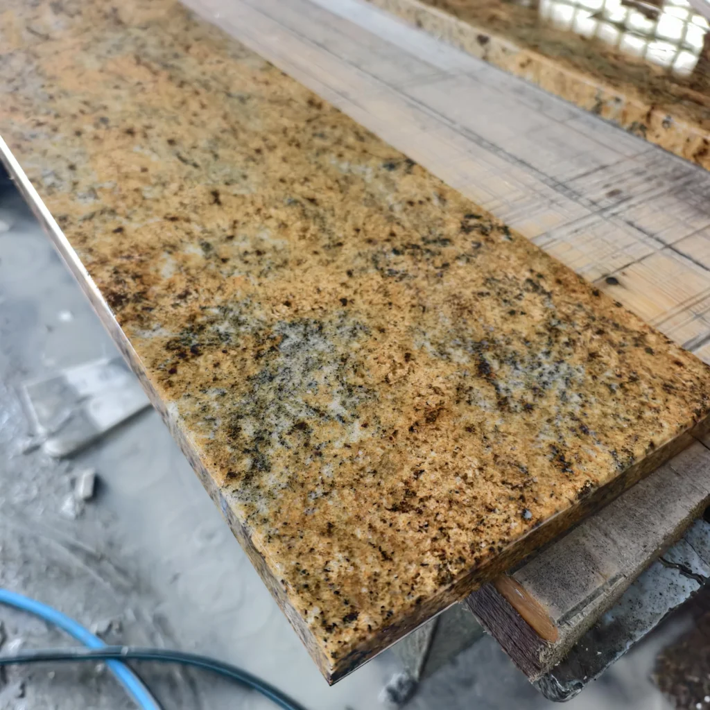 Parapet granitowy zewnętrzny Ivory Fantasy satyna