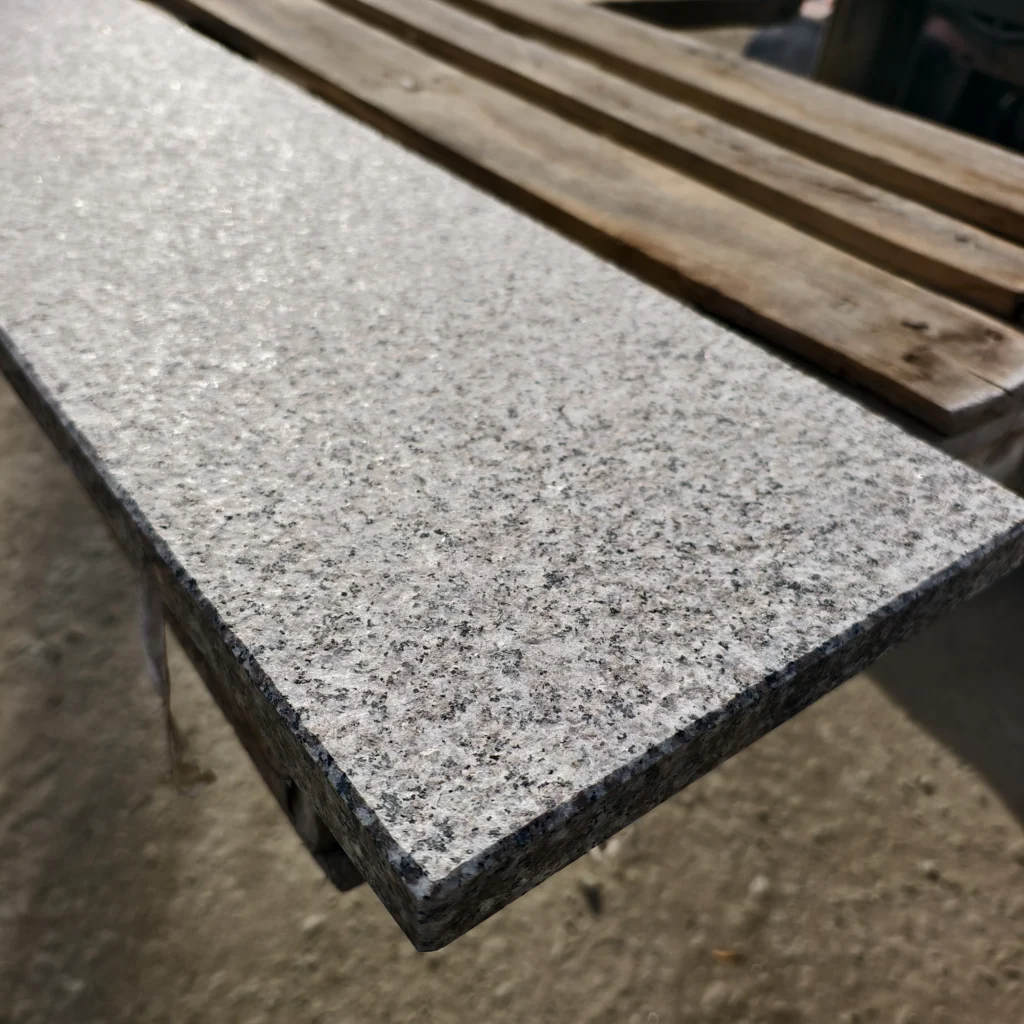 Stopień granitowy z fazą techniczną G664 Brąz Królewski płomieniowany szczotkowany