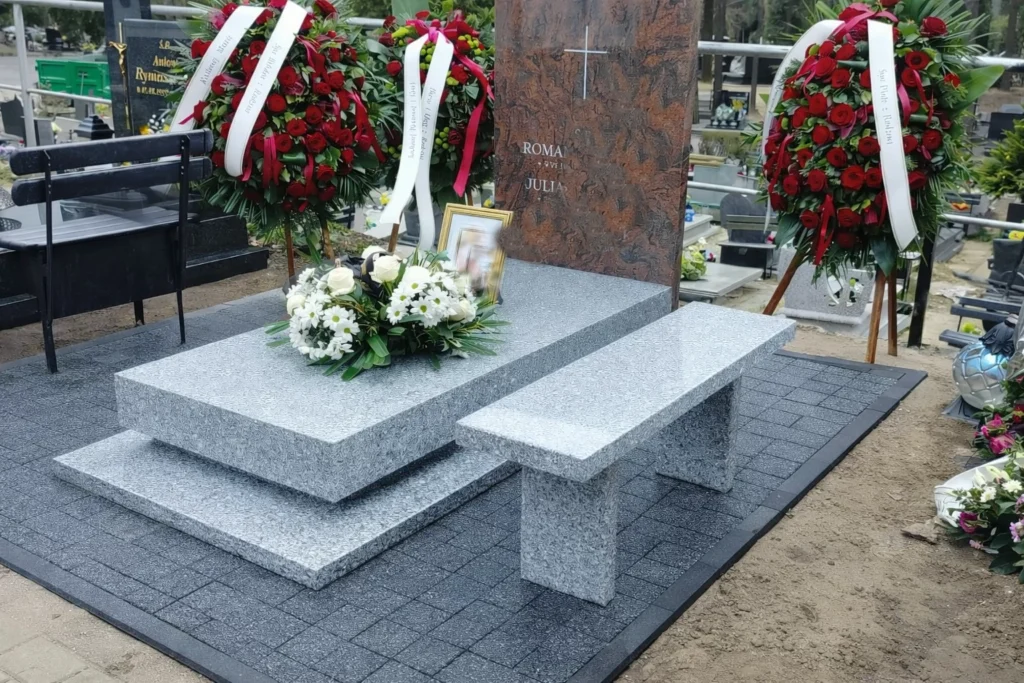 Nowoczesny nagrobek granitowy z ławką i tablicą napisową – realizacja pomnika w Zielonej Górze