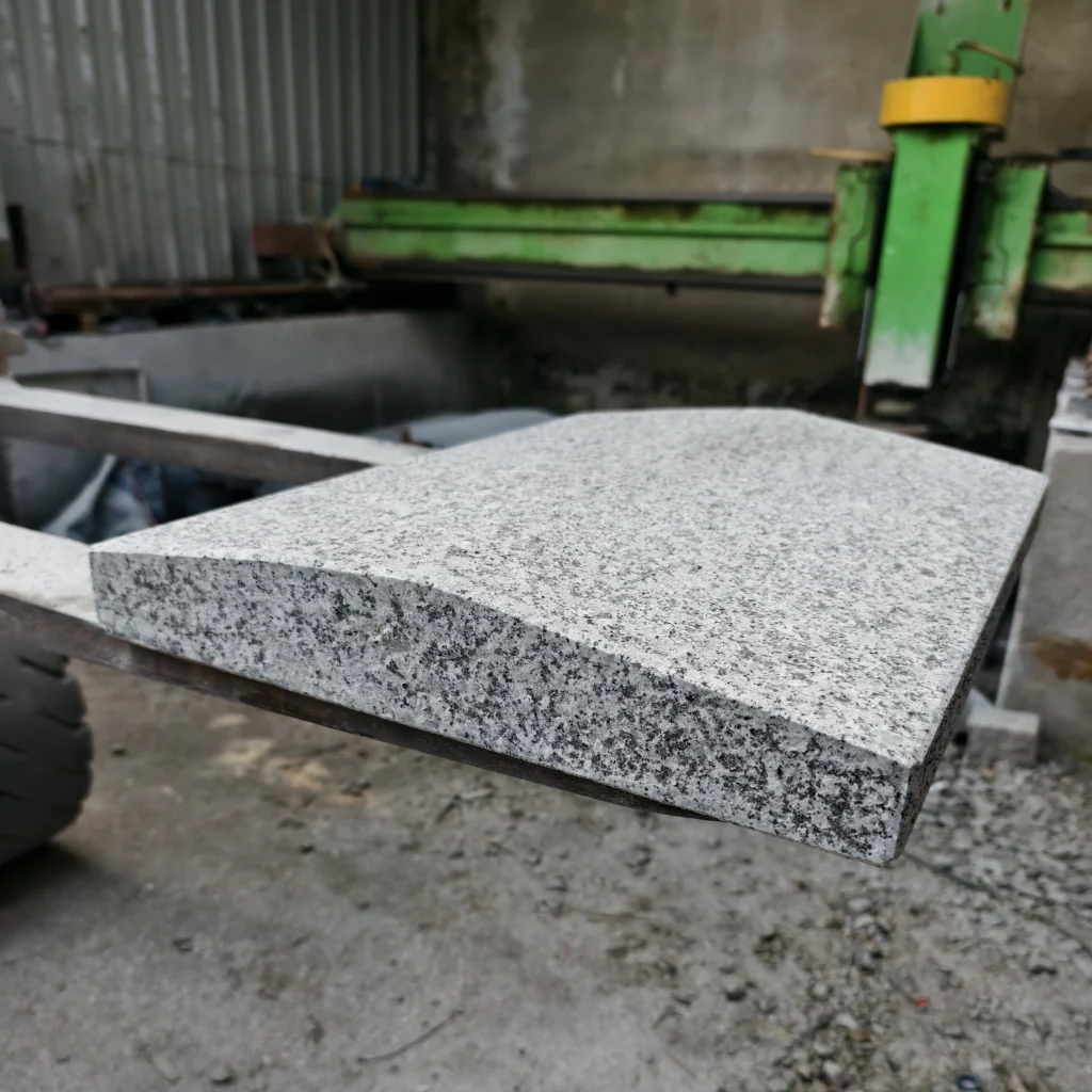 Czapy kamienne na słupy ogrodzeniowe wykonane na wymiar – Władysławowo, gotowy produkt